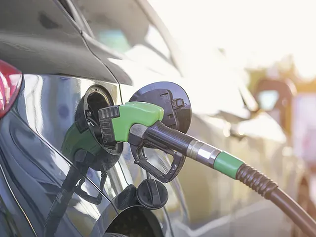 En una gasolinera se está cargando combustible en un coche.