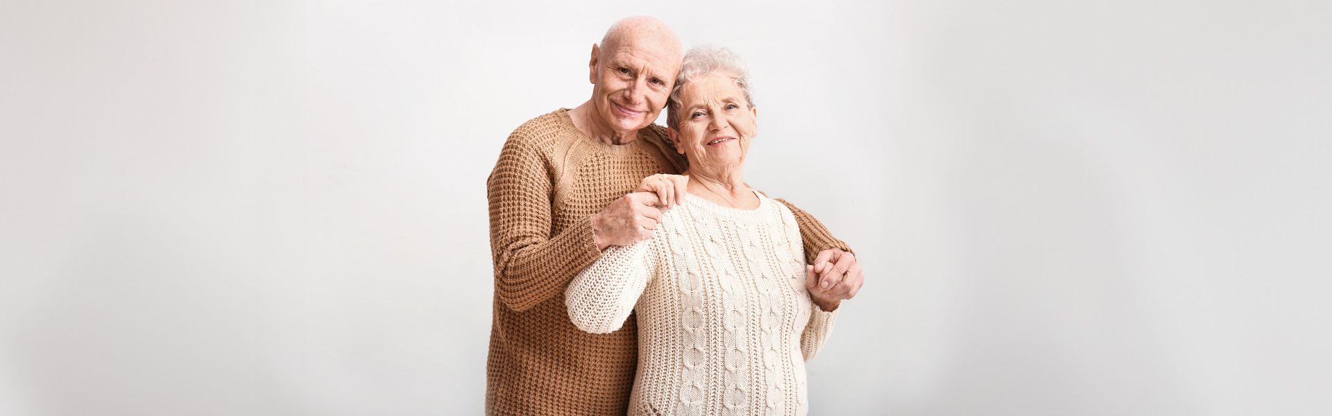 Ein älteres Paar gemeinsam vor weißem Hintergrund | Zahnmedizin am Neckar
