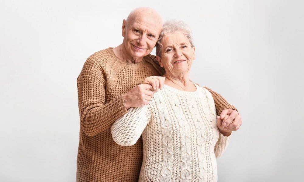 Ein älteres Paar steht nebeneinander auf weißem Hintergrund | Zahnmedizin am Neckar