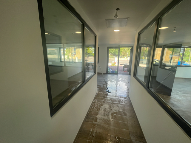 Nettoyage du sol d'un couloir