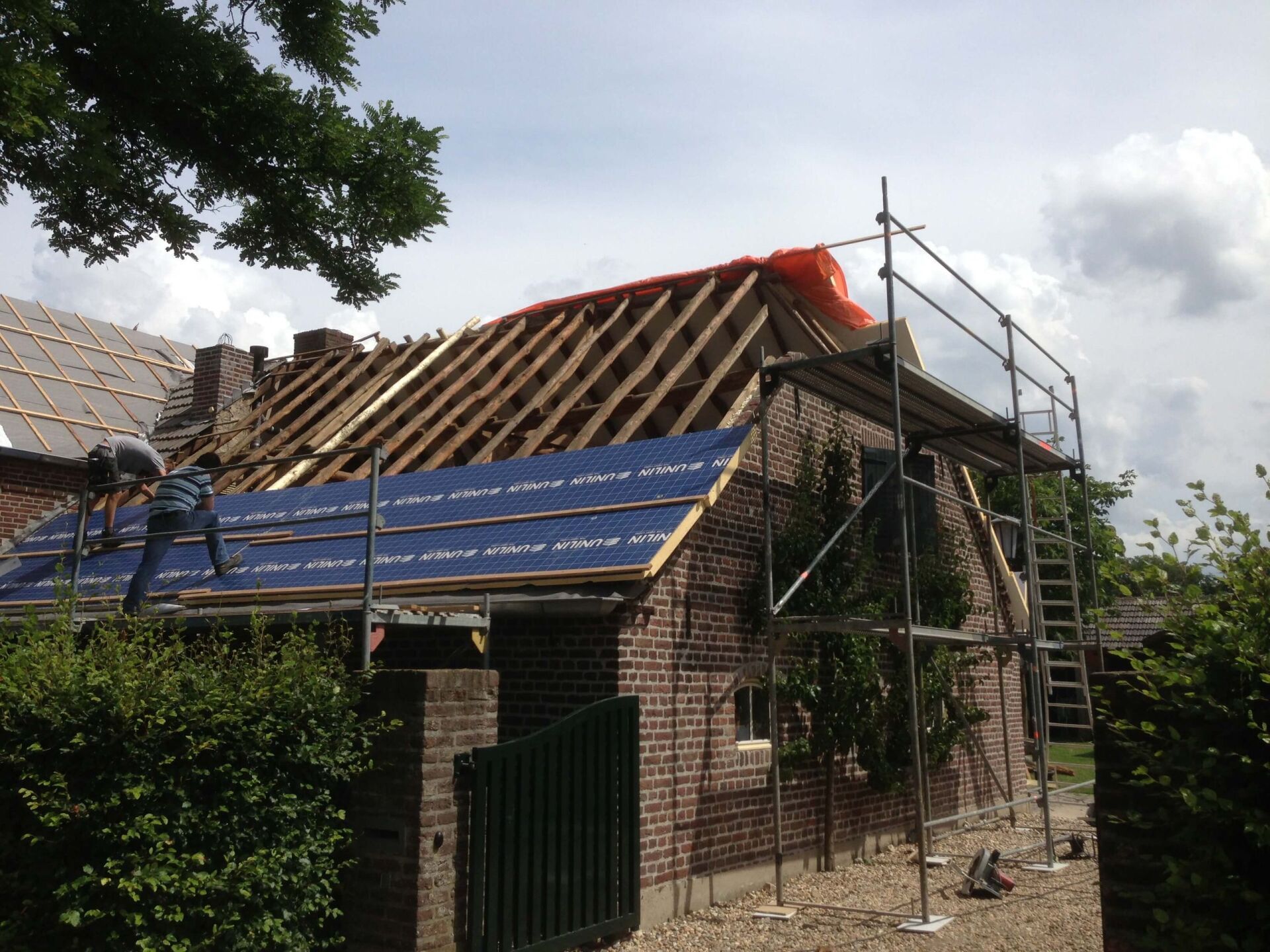 Aufnahme der Arbeiten während der Sanierung des Daches eines Altbaus.