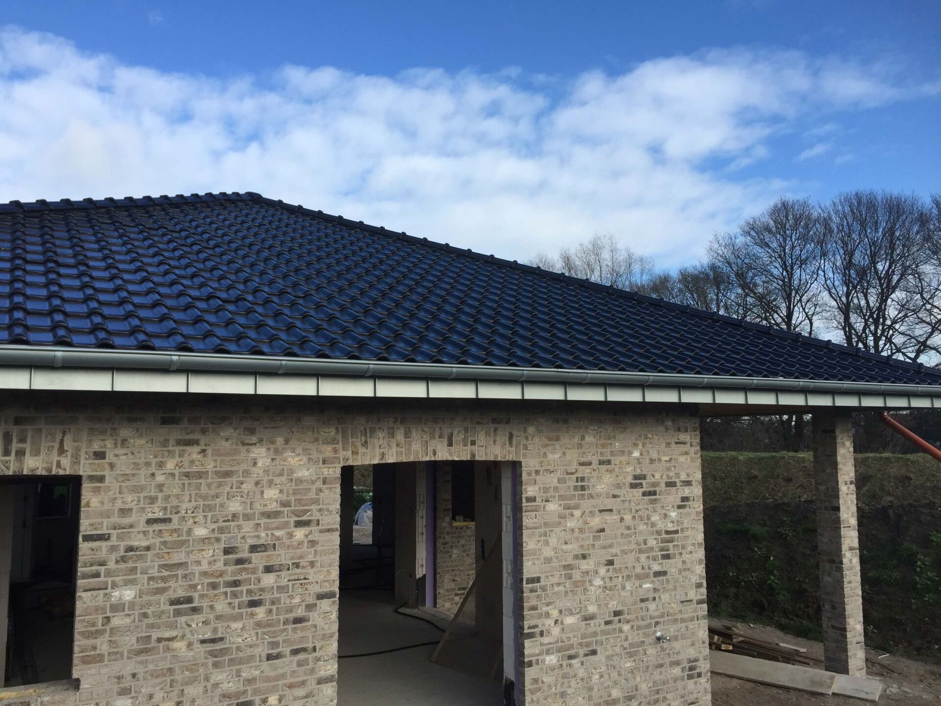 Dacheindeckung und Dachdämmung für ein überstehendes Steildach.