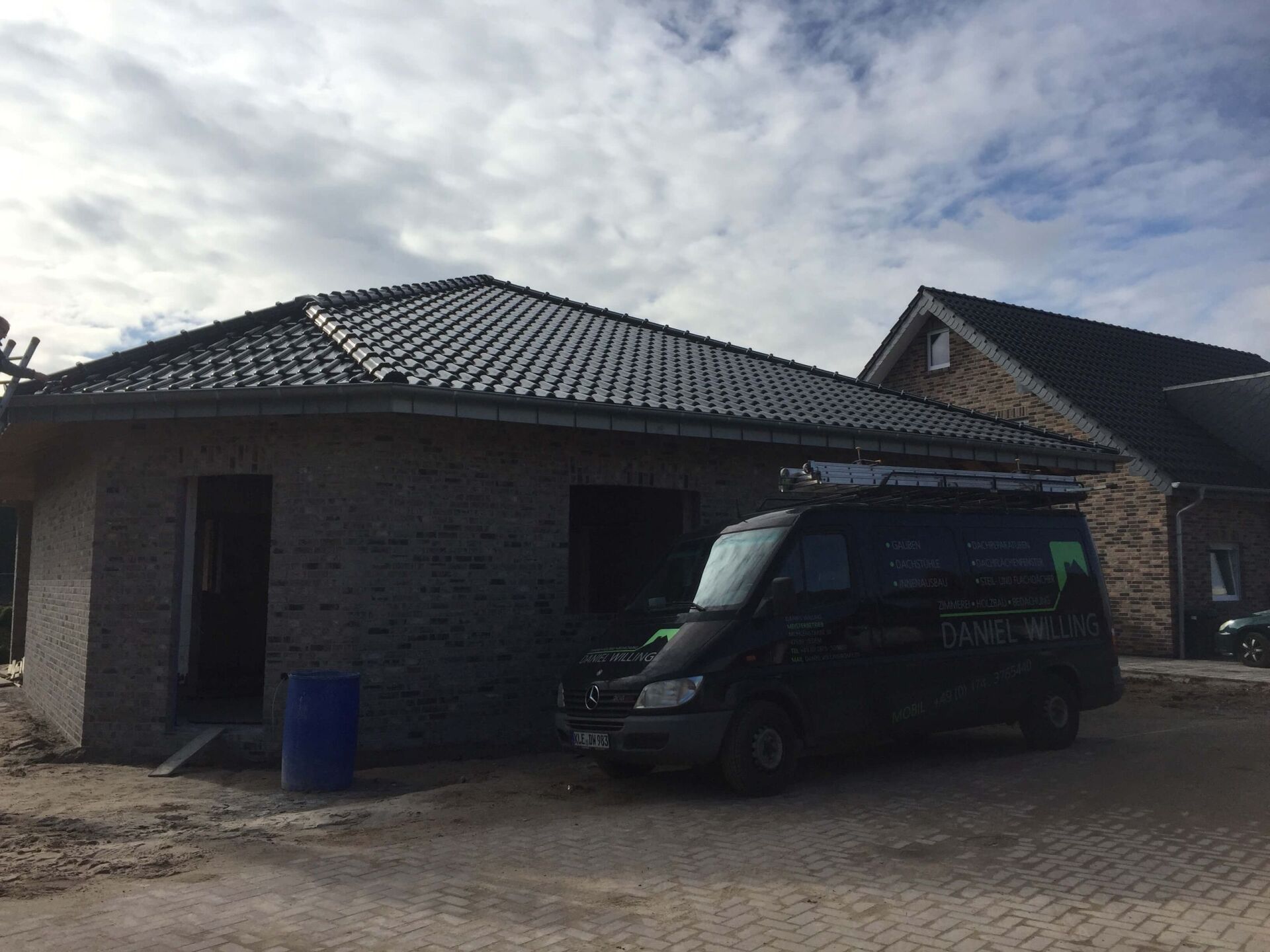 Dacheindeckung und Dachdämmung für ein sechseckiges kleines Haus.