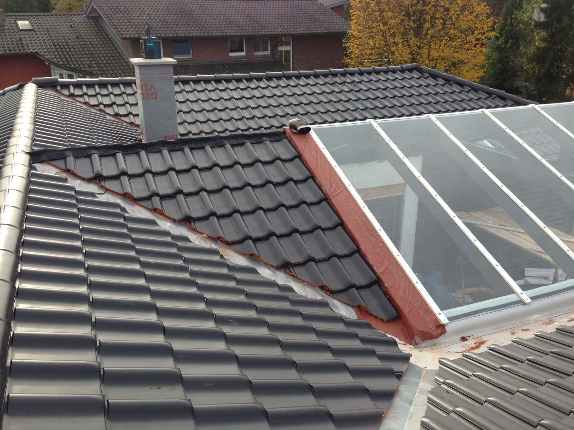 Dacheindeckung und Dachdämmung für ein verwinkeltes Dachdesign, das zudem Dachfenster enthält.