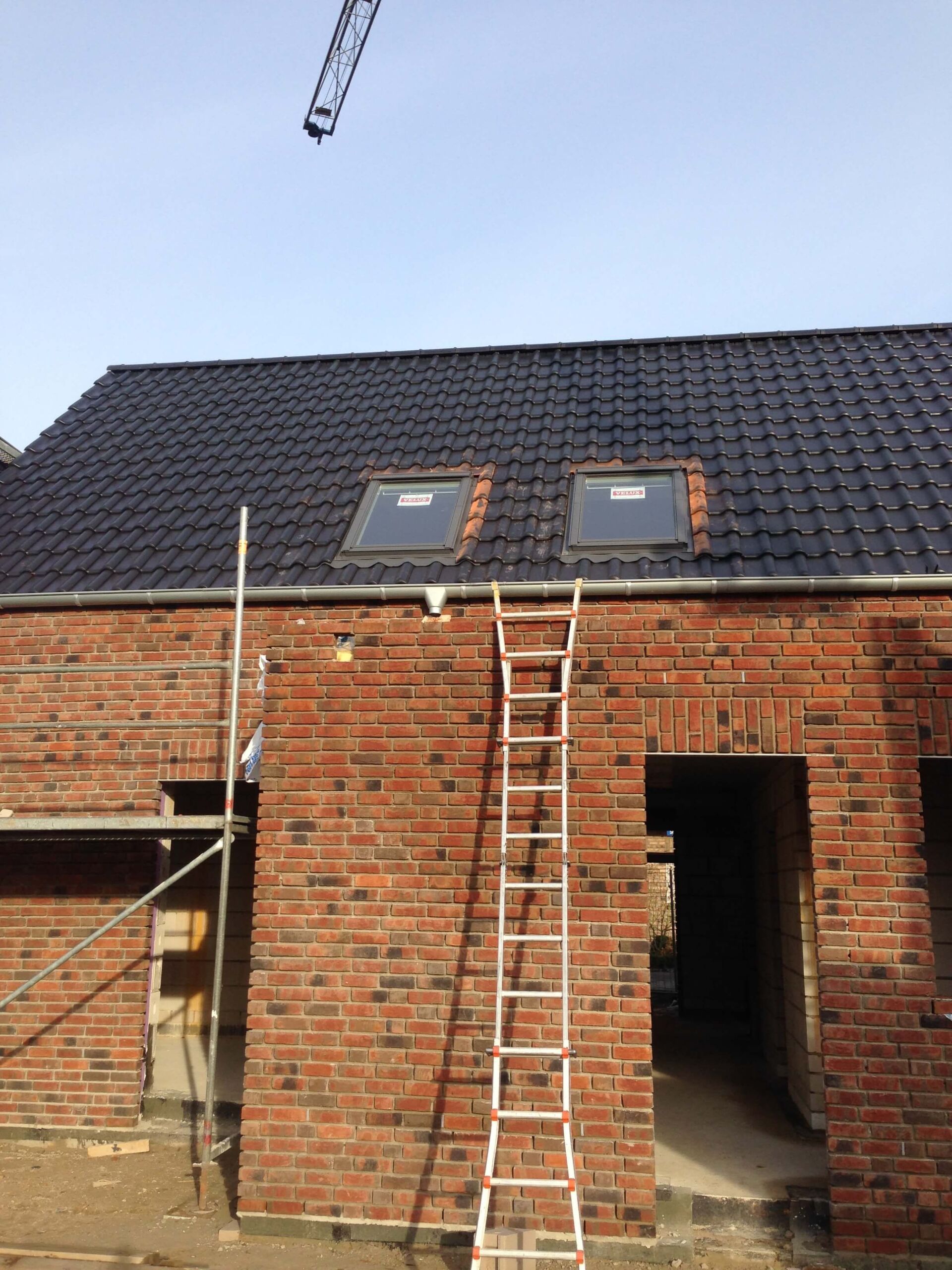 Rohbau, der mit zwei Dachfenstern versehen wurde.