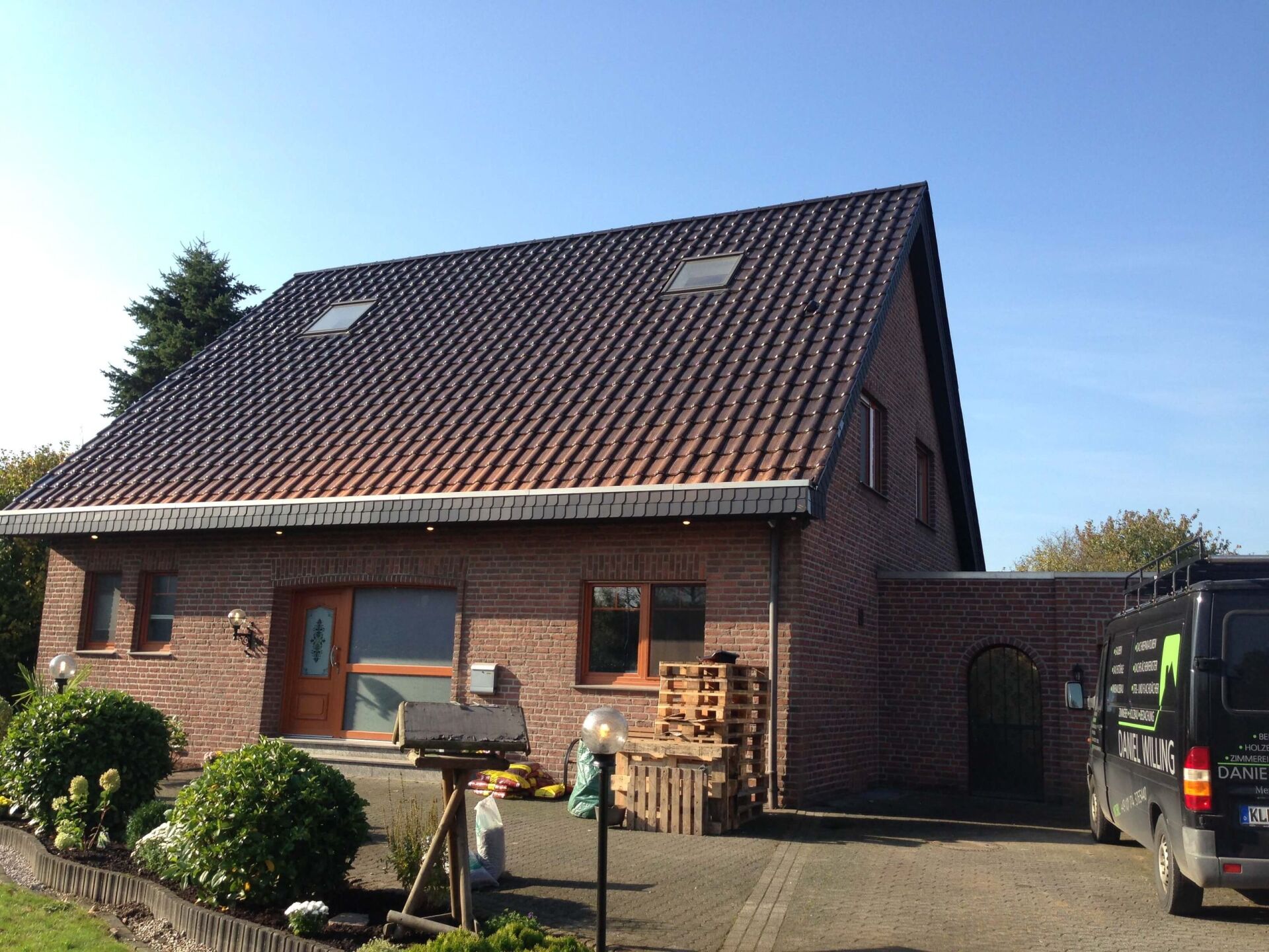 Steildach mit zwei neu eingebauten Veluxfenstern.