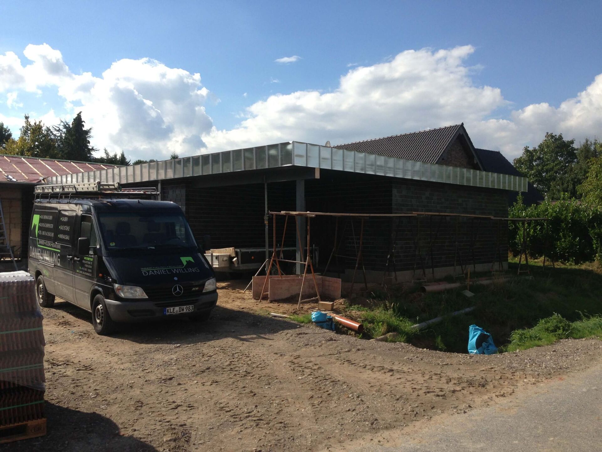 Modernes Flachdach, das dank idealer Dämmung vor Regen, Kälte und Wärme schützt