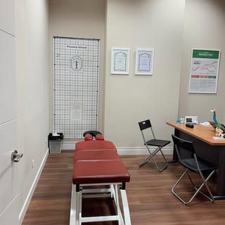 Una habitación con una mesa y sillas.