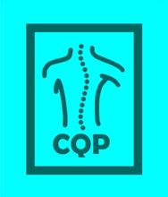 Un logotipo para una empresa llamada cqp con la imagen de la espalda de una persona.