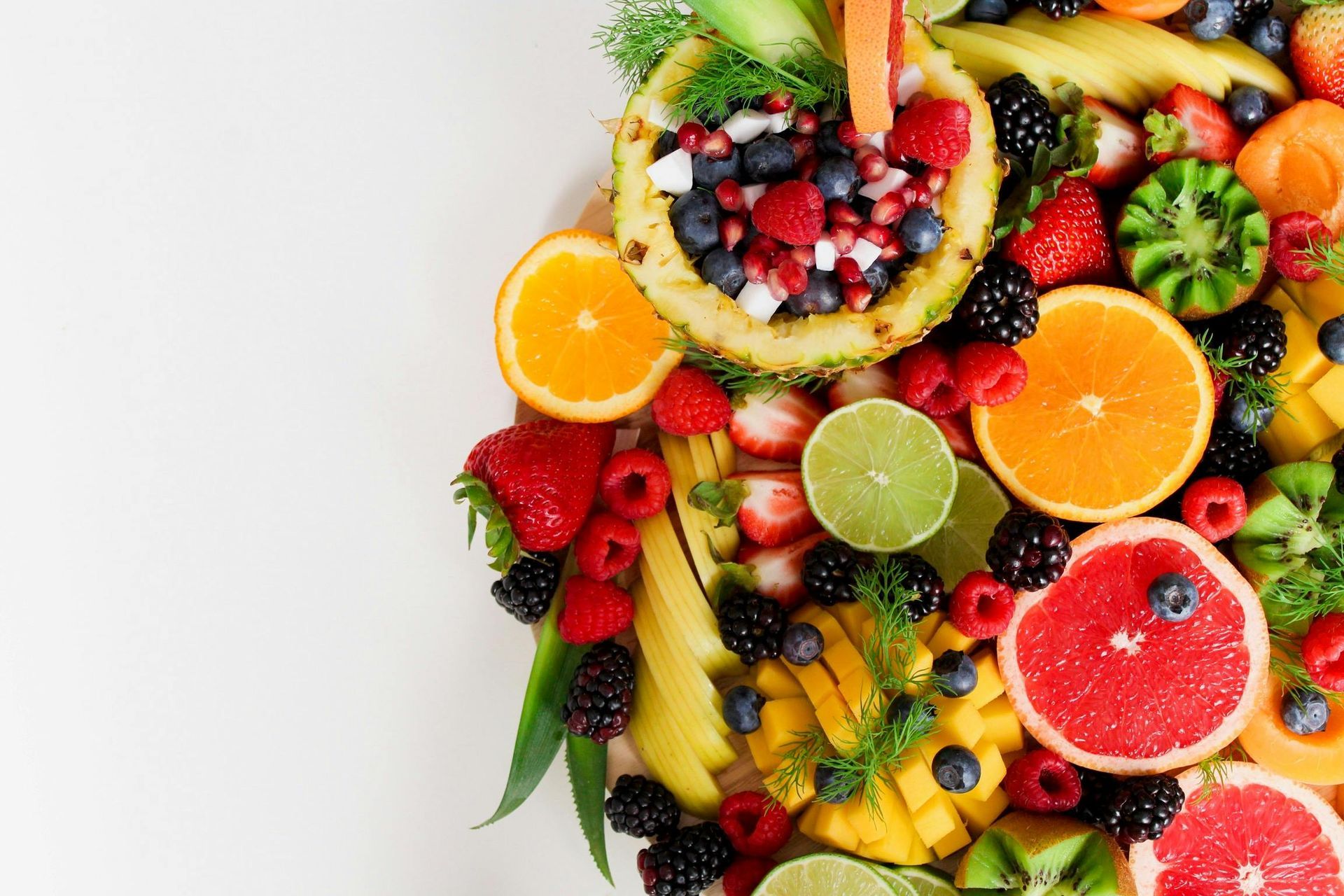 Un plato blanco cubierto con una variedad de frutas y verduras.