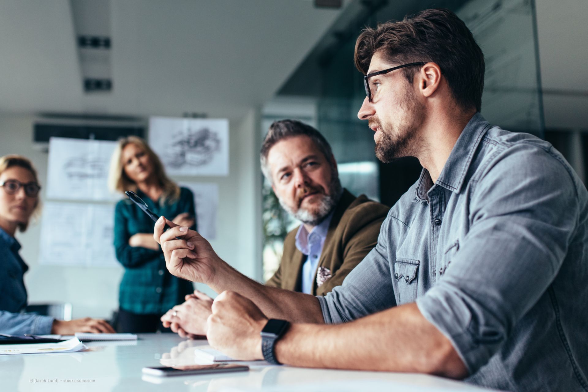 Business-Leute besprechen etwas