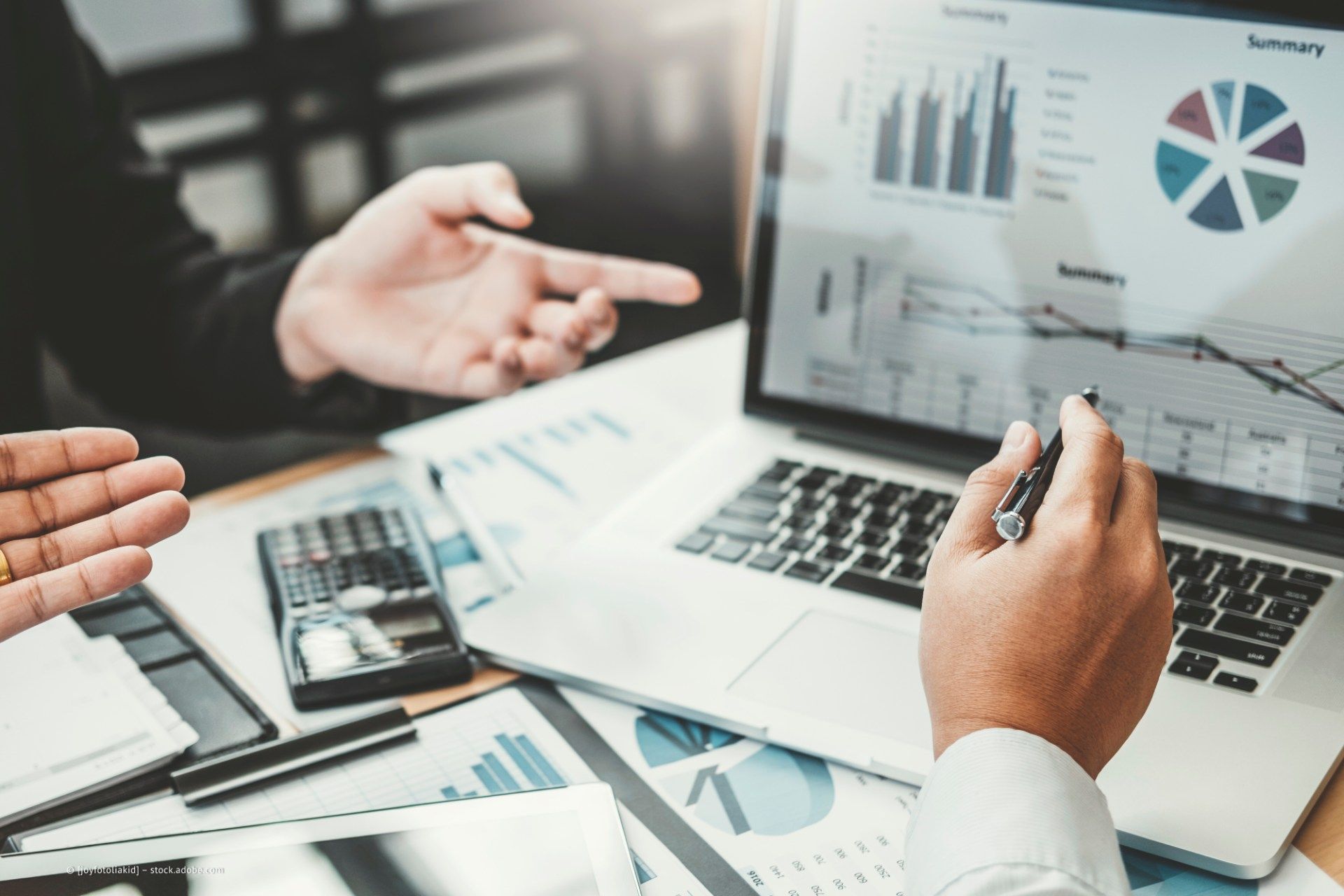 Business-Leute besprechen Diagramme