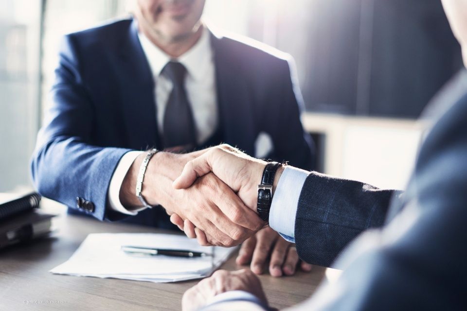 Händeschütteln von Business-Leuten