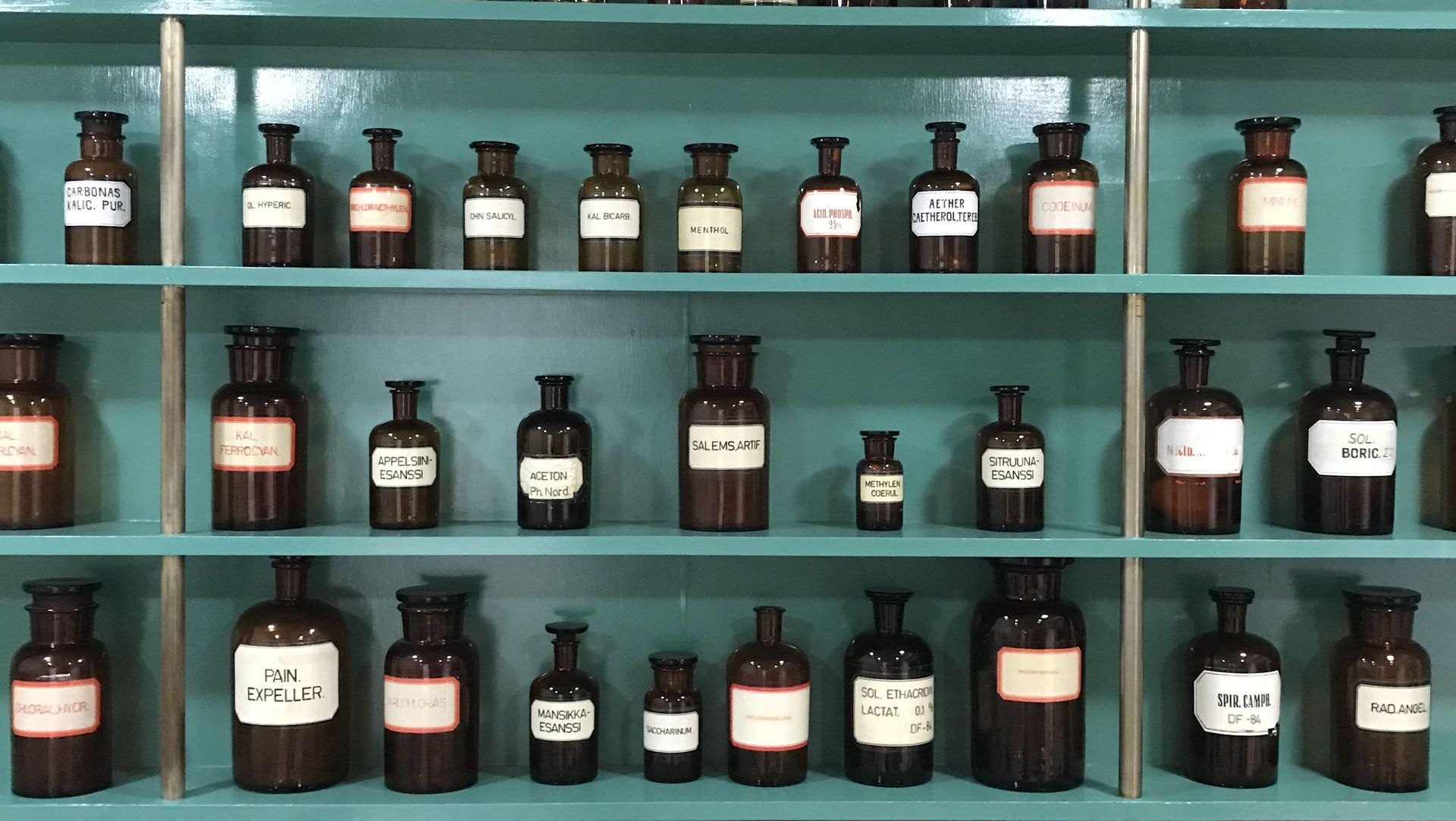 Vanhoja lääkepulloja hyllyllä