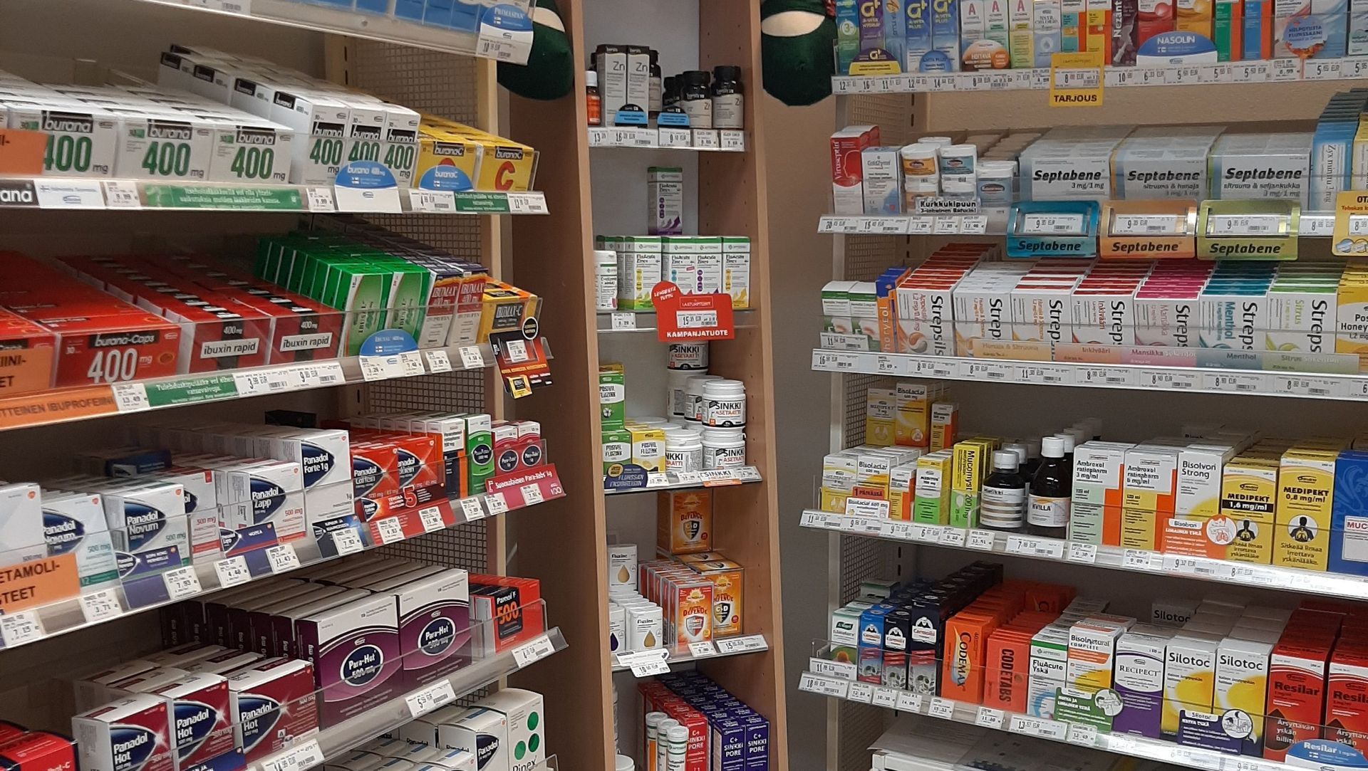 Särkylääkkeitä apteekin hyllyllä