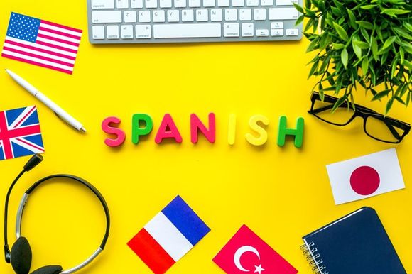 Escritorio de color amarillo brillante con la palabra