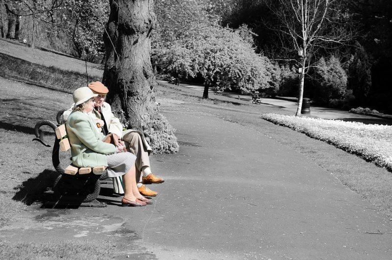 Ein Mann und eine Frau sitzen auf einer Parkbank