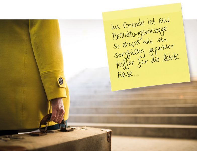 Eine Frau in einem gelben Mantel hält einen Koffer neben einem Post-it-Zettel