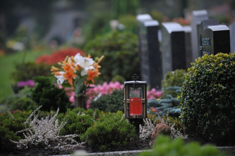 Ein Friedhof mit einer roten Laterne im Vordergrund