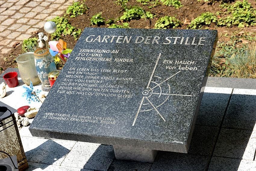 Gedenktafel im Garten der Stille