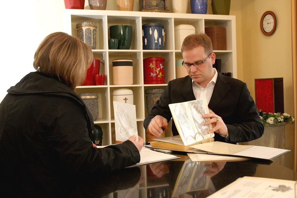 Thorsten Krechel mit einer Kundin in Troisdorf