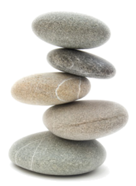 Gestapelte graue Flusssteine, im Gleichgewicht.