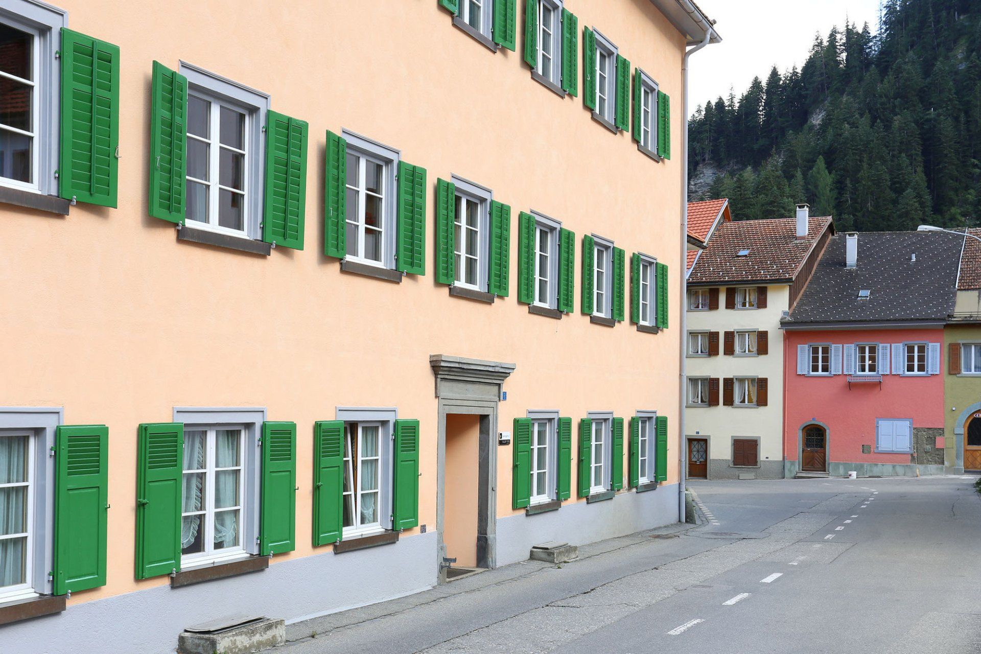 Fassadenrenovation Maler - Malergeschäft Kurt Dolf in Sils im Domleschg