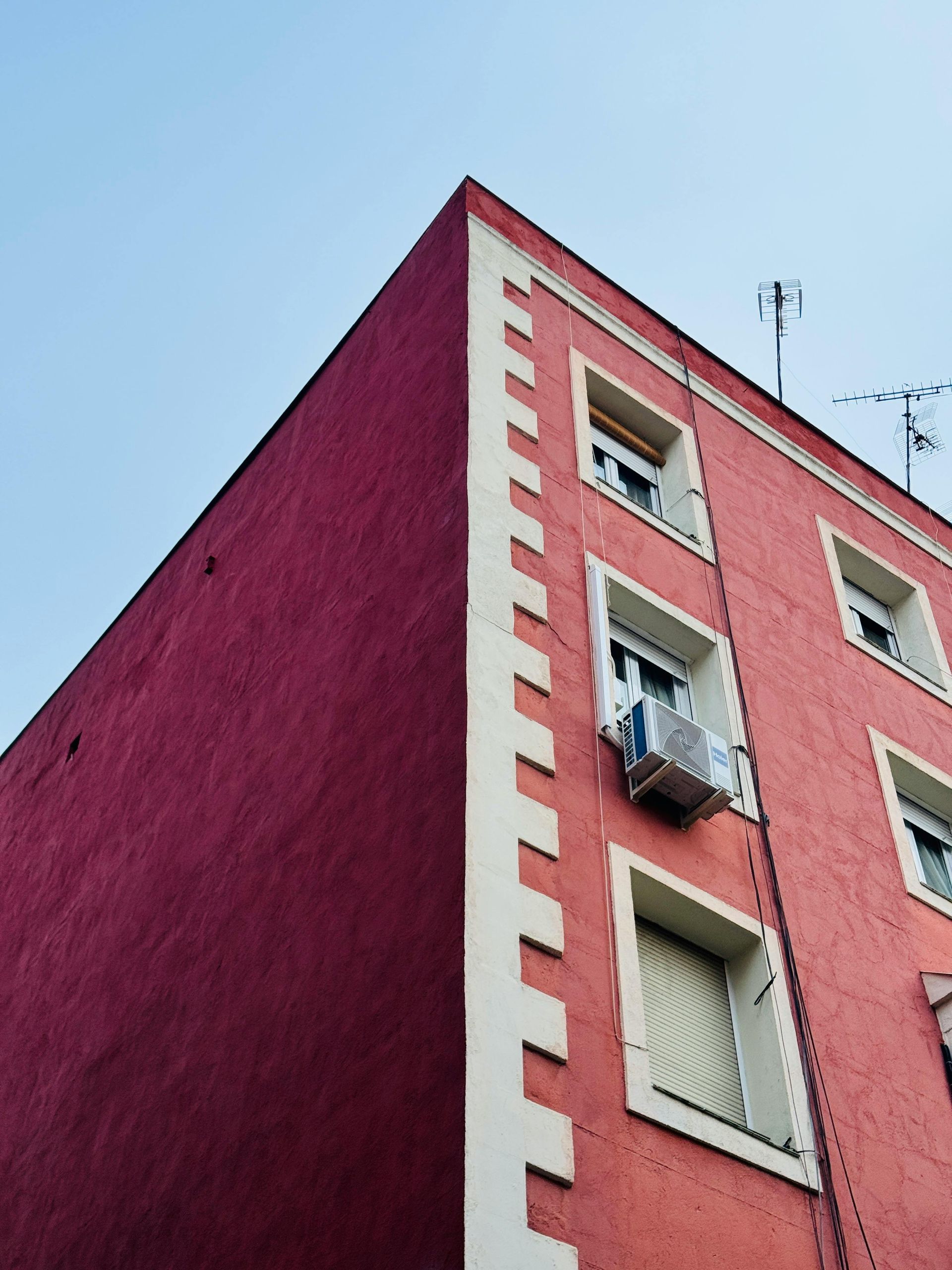 Mirando hacia la esquina de un edificio rojo