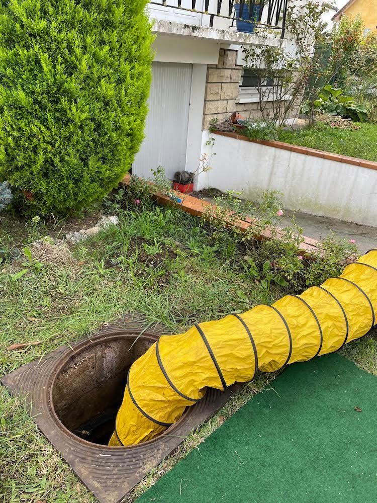 Ouverture d'une cuve dans un jardin
