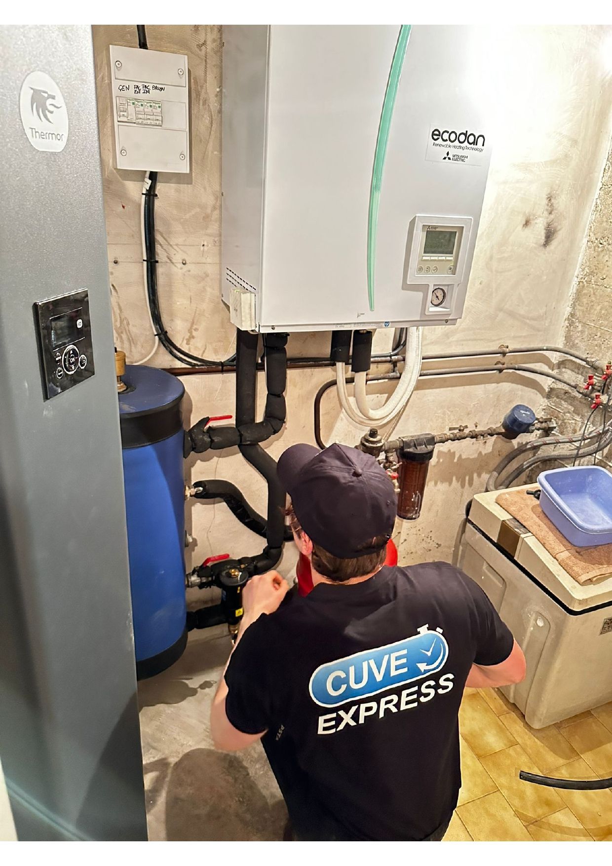 Professionnel de cuve express intervenant sur un système de chauffage d'une maison