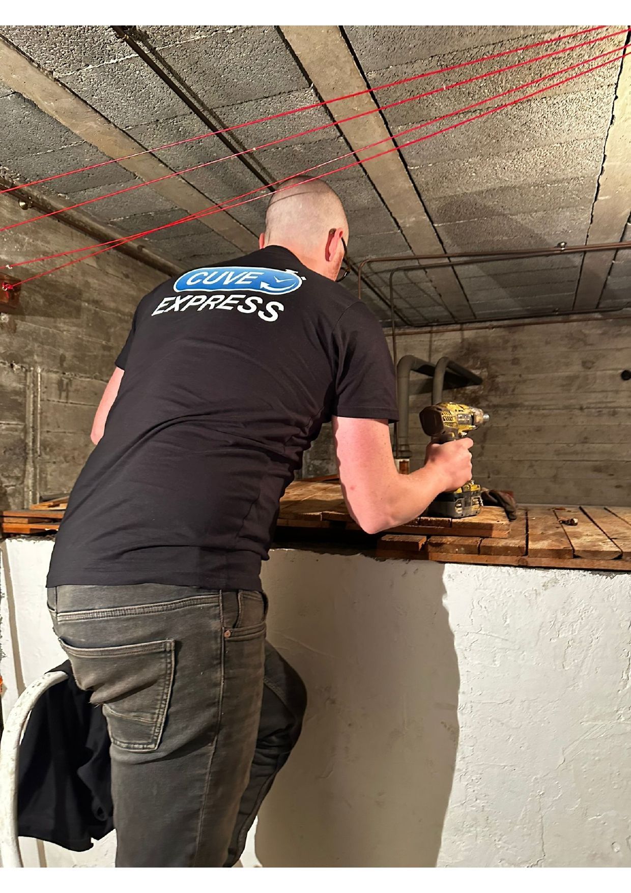 Un professionnel de cuve express avec un outil à la main