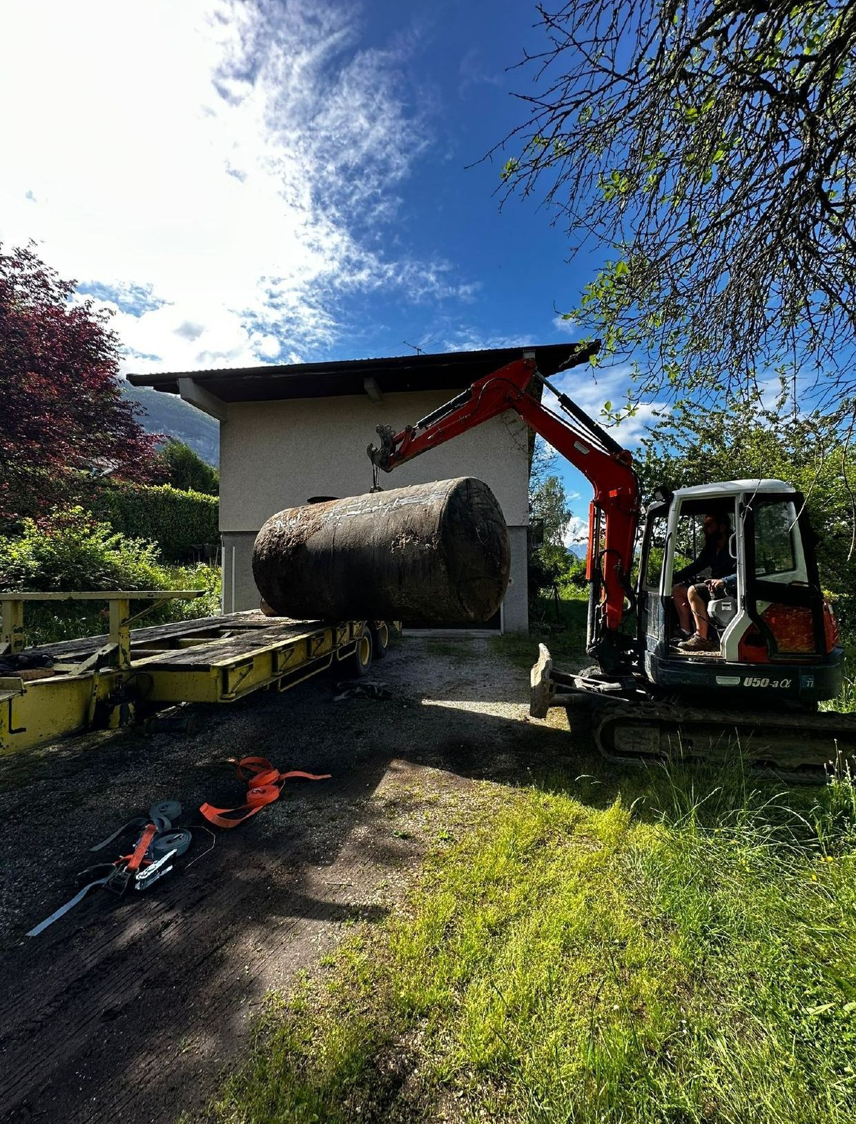 Citerne soulevée par un engin