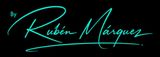 Logotipo con la firma &laquo;By Rub&eacute;n M&aacute;rquez&raquo; en cursiva color verde azulado sobre fondo negro