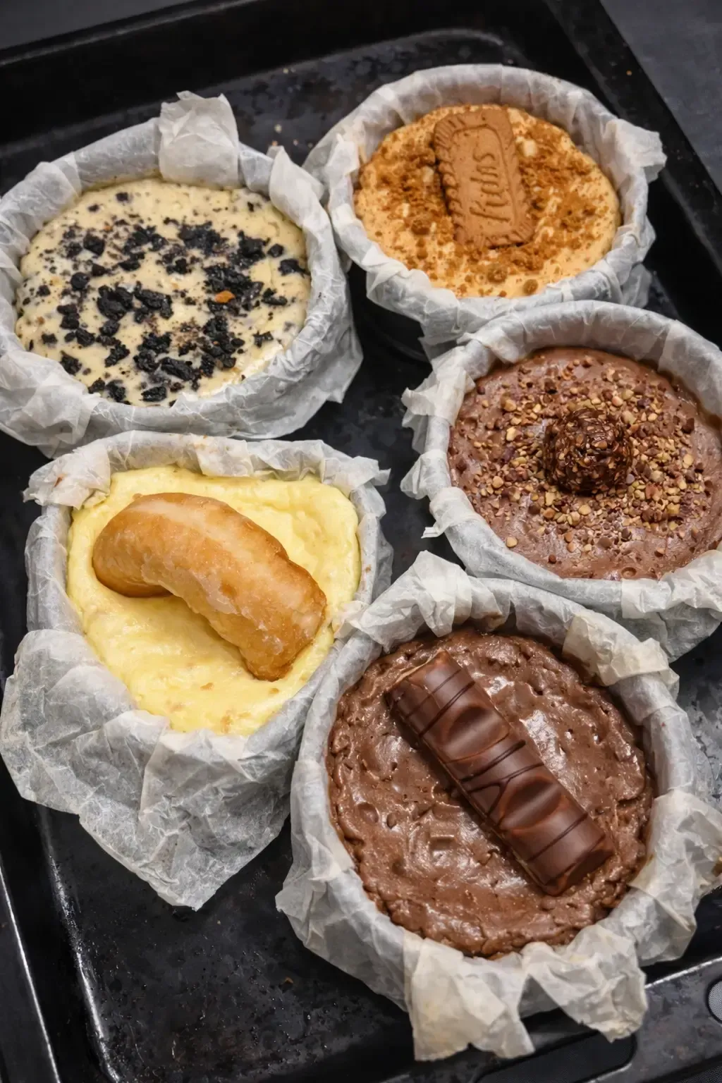 Una porción de tarta de queso cubierta con frutos rojos variados en un plato blanco.