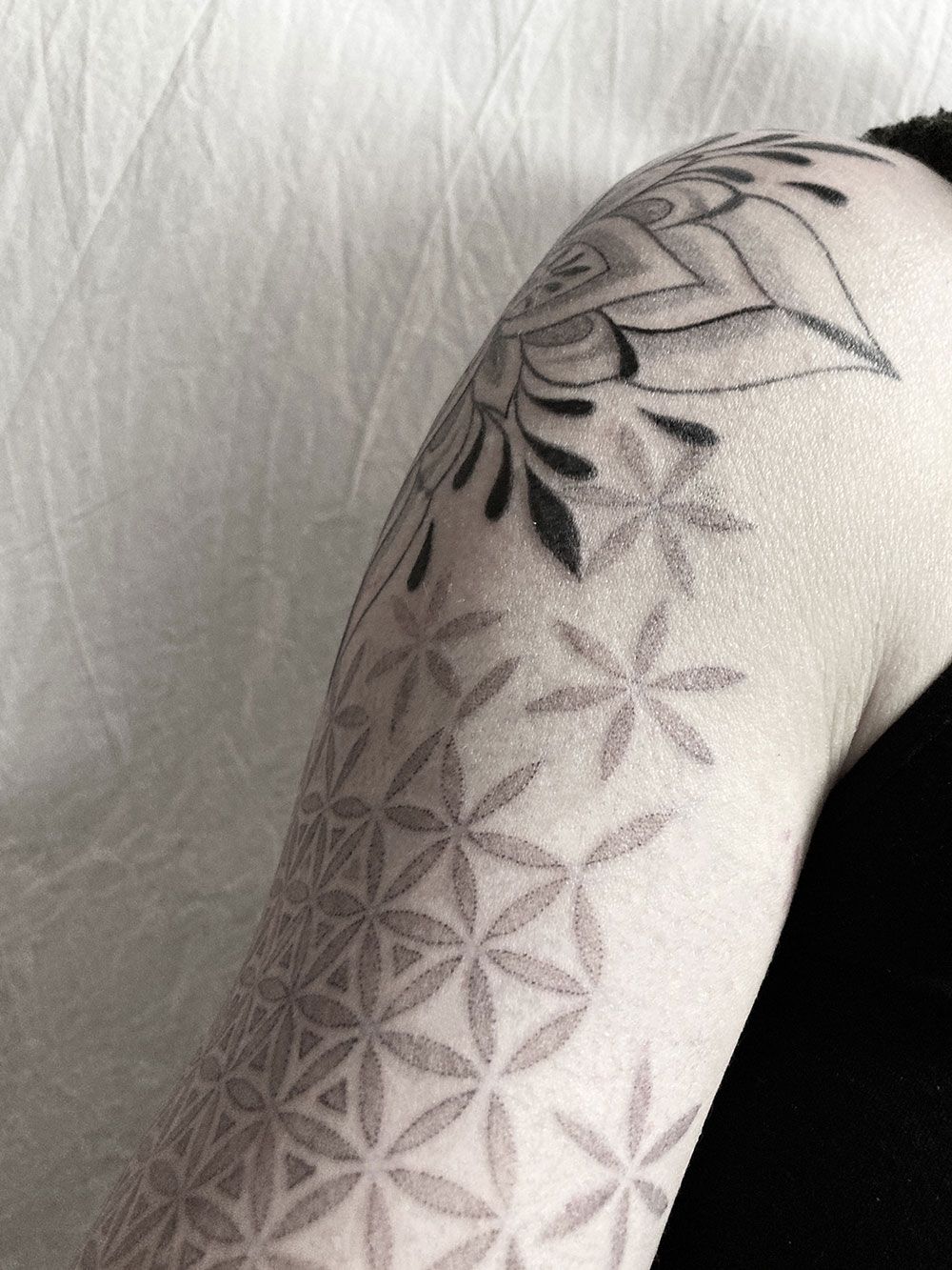 Eine Nahaufnahme einer Tätowierung auf dem Arm einer Person.