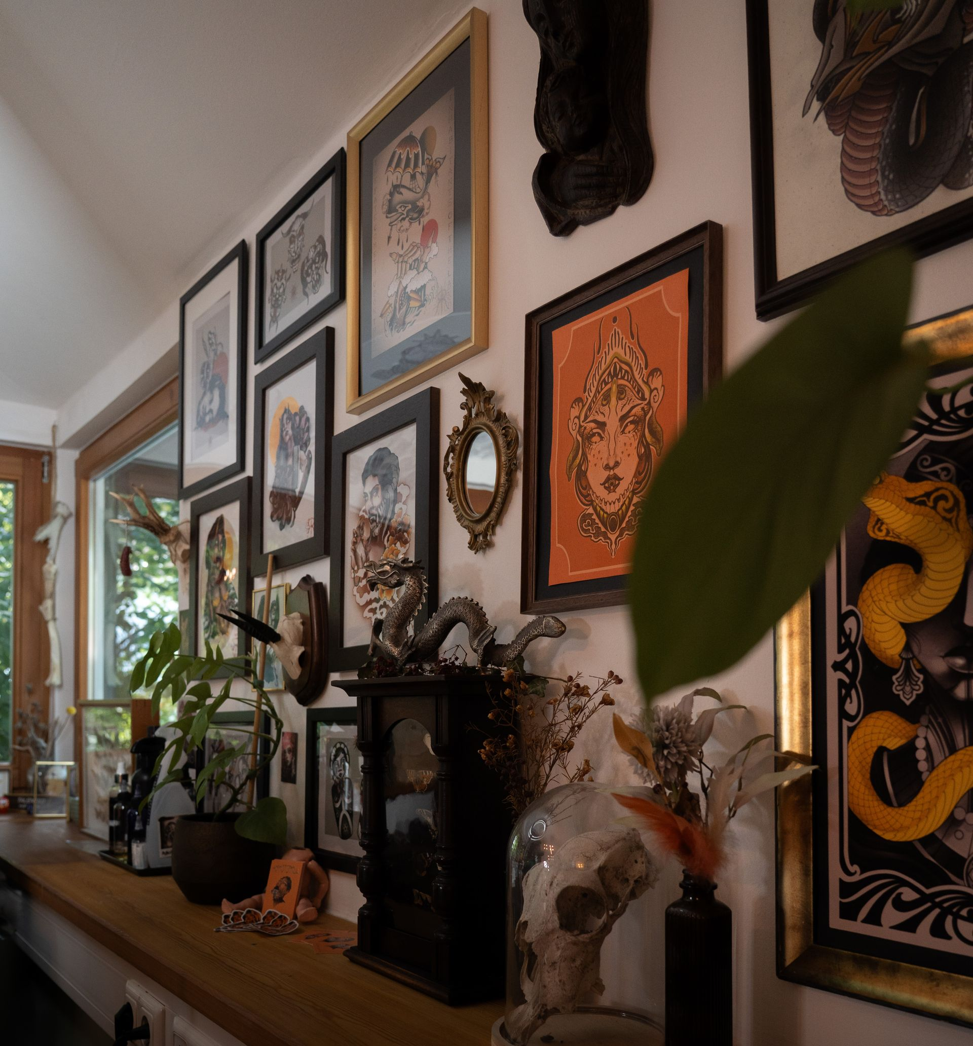 Ein Fluss, der durch einen üppigen grünen Wald fließt, umgeben von Felsen und Bäumen.