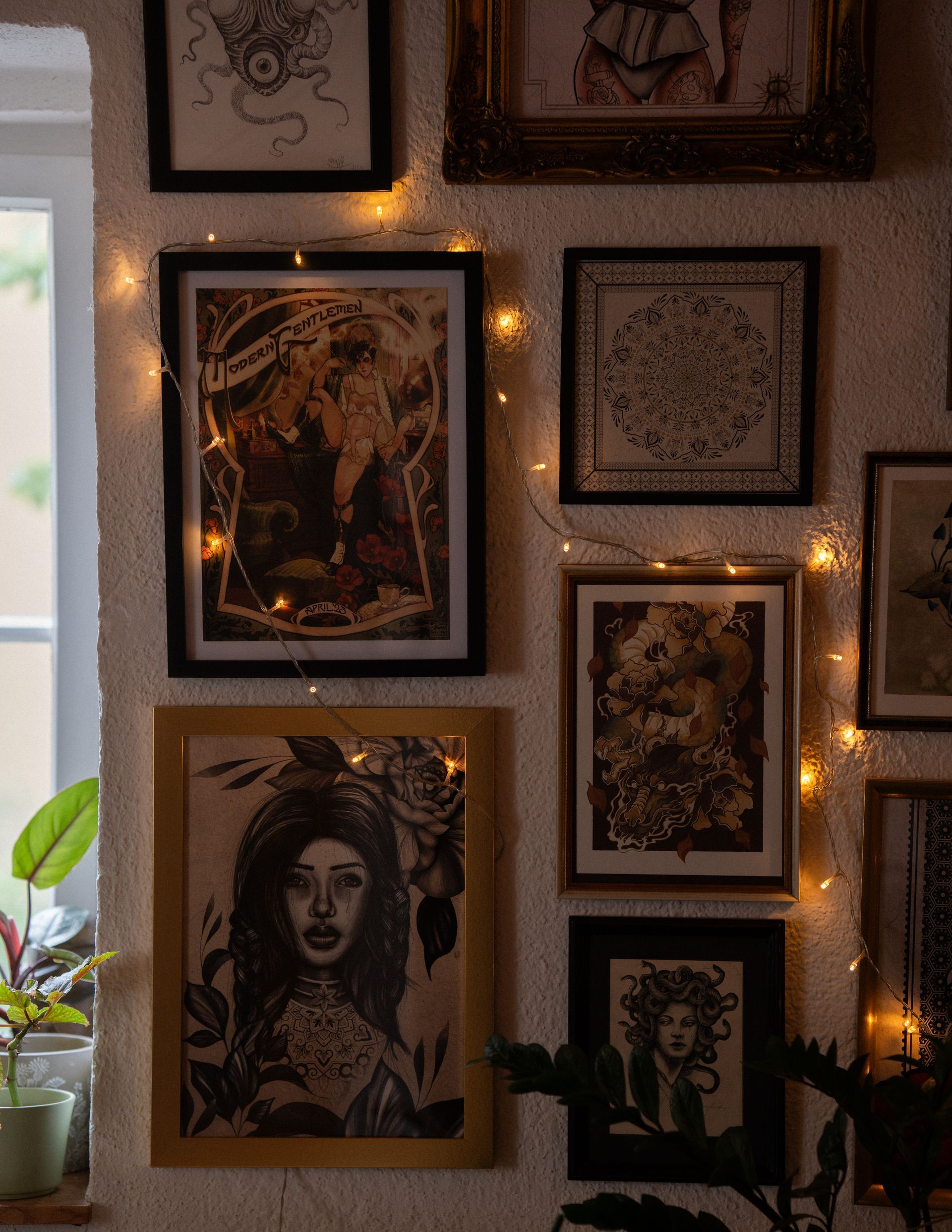 Ein Plakat für einen Charity-Walk-in-Tag hängt an einer grünen Tür