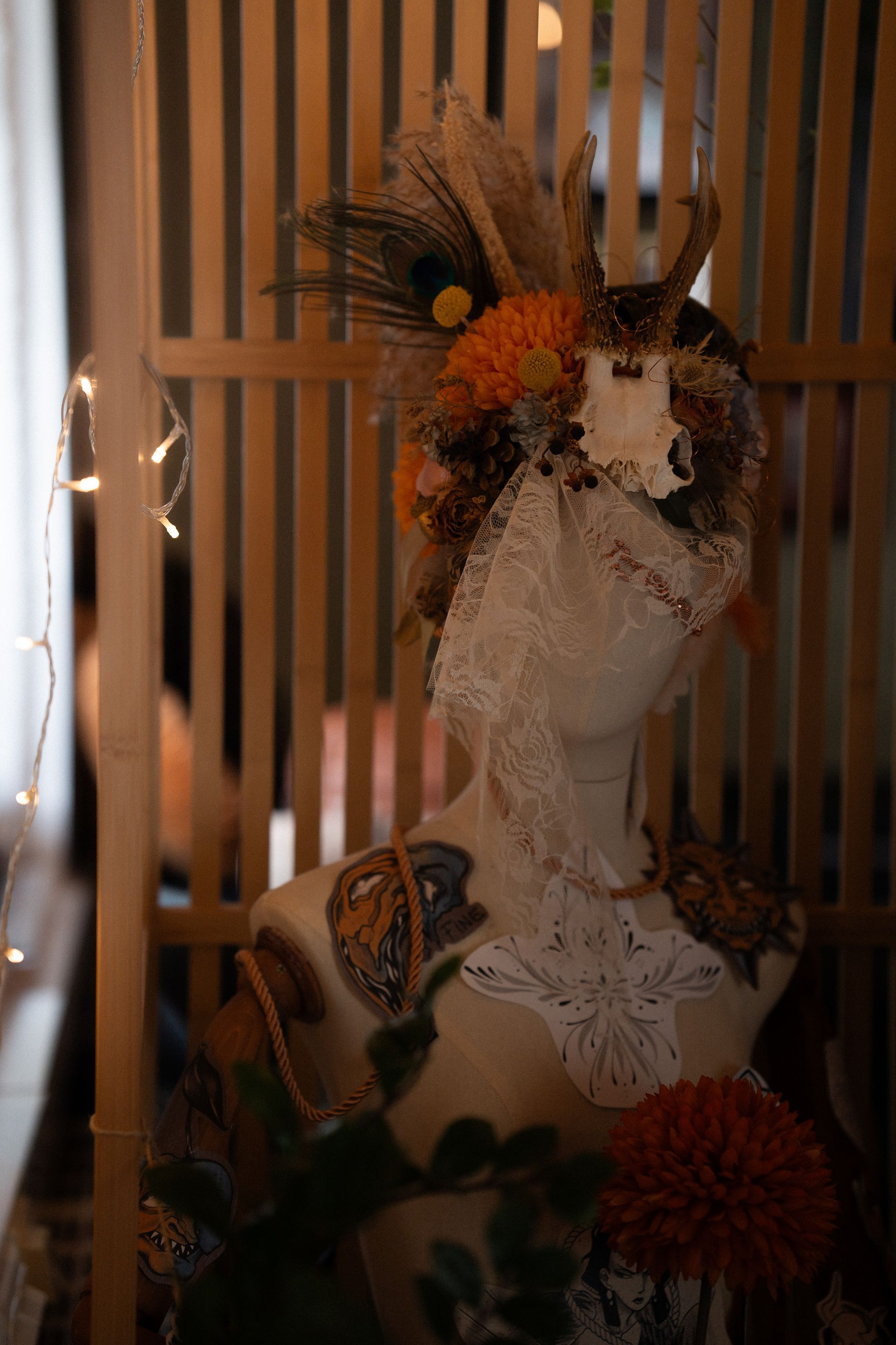 Ein Schild an einer Wand mit der Aufschrift „Moksha Tattoo Gallery“