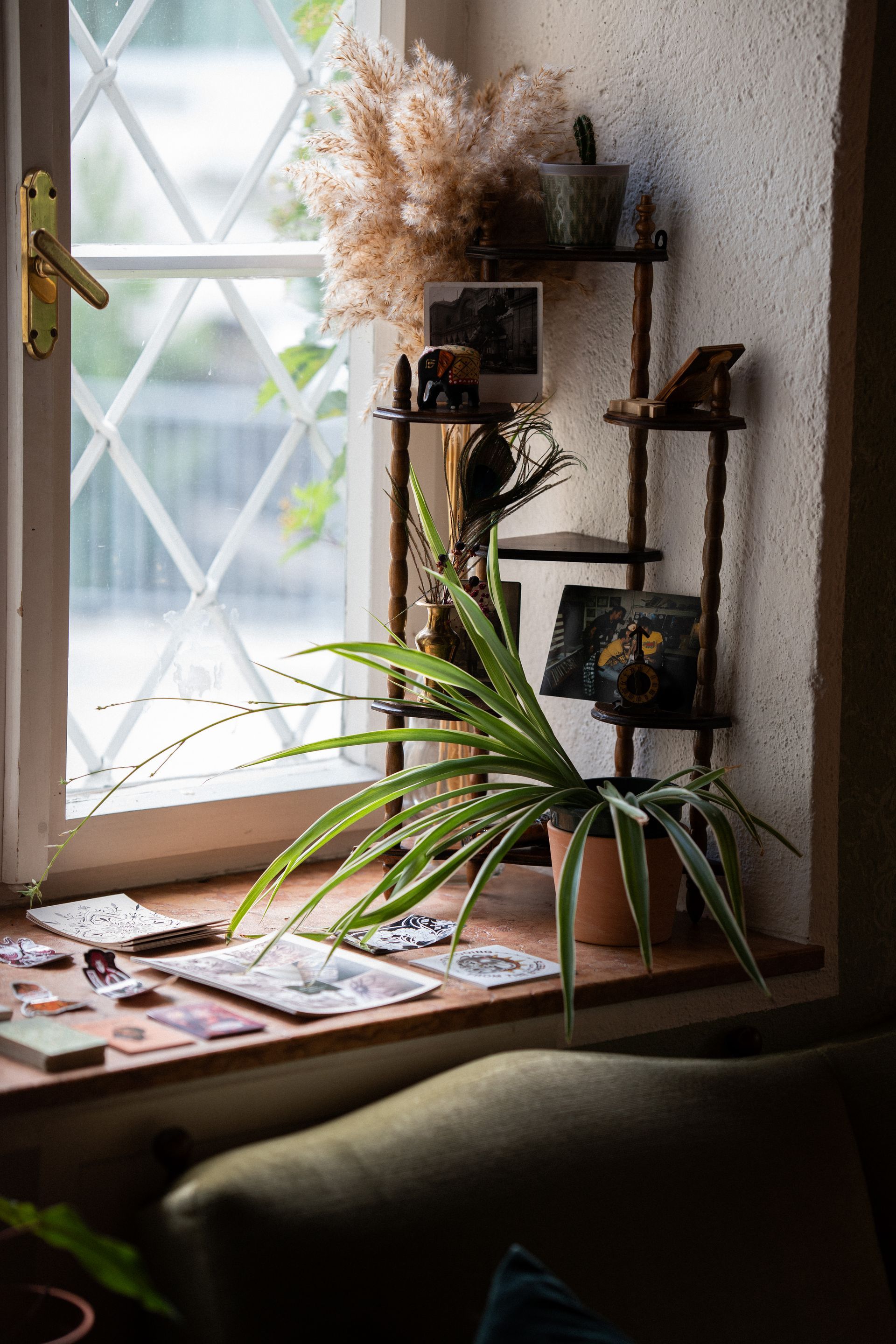 Ein kleines Haus mit einem Schornstein auf dem Dach