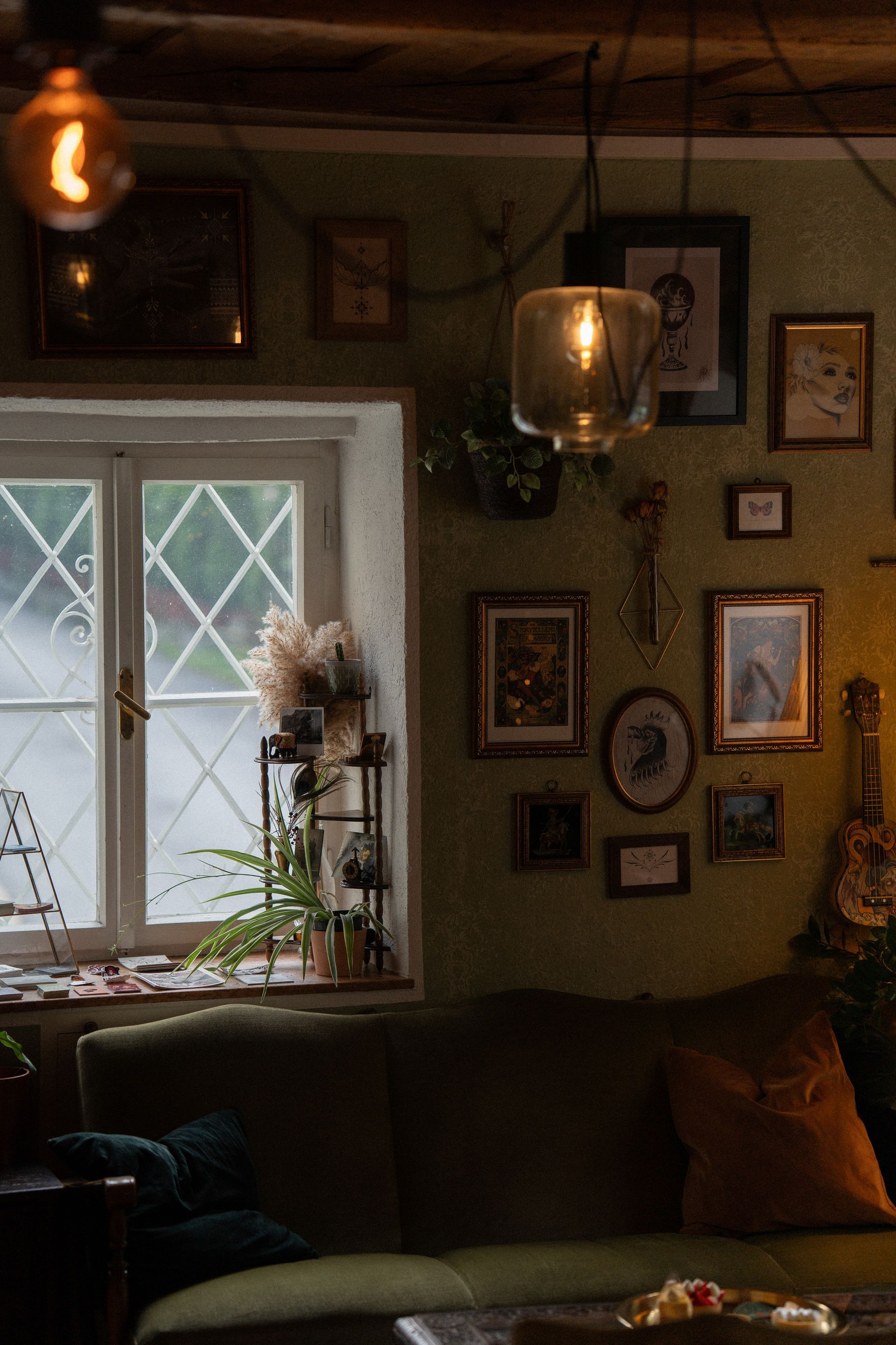 Eine Nahaufnahme einer rosa Rose, umgeben von grünen Blättern.