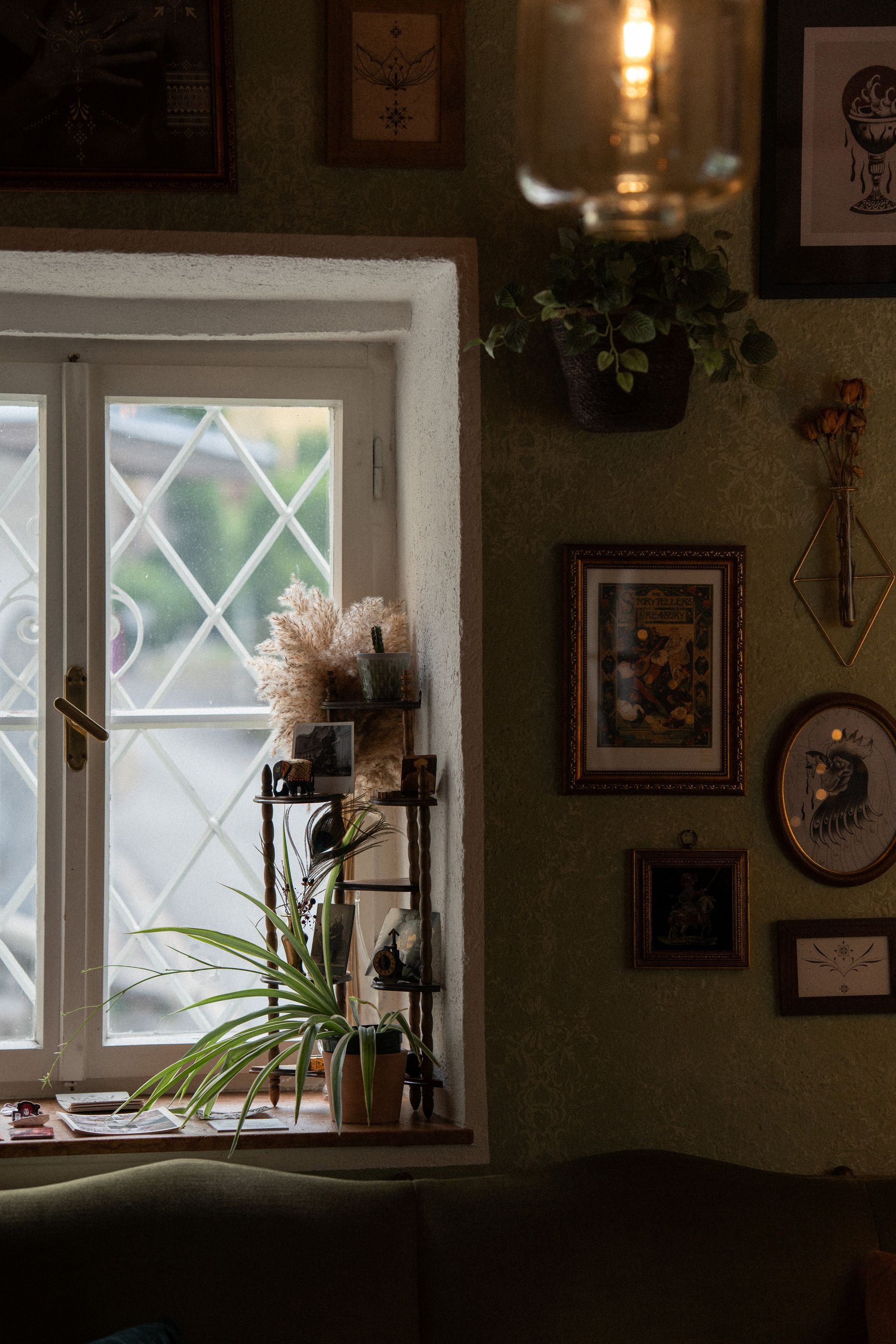 Die Zahl 12 steht auf dem blauen Schild über der Tür