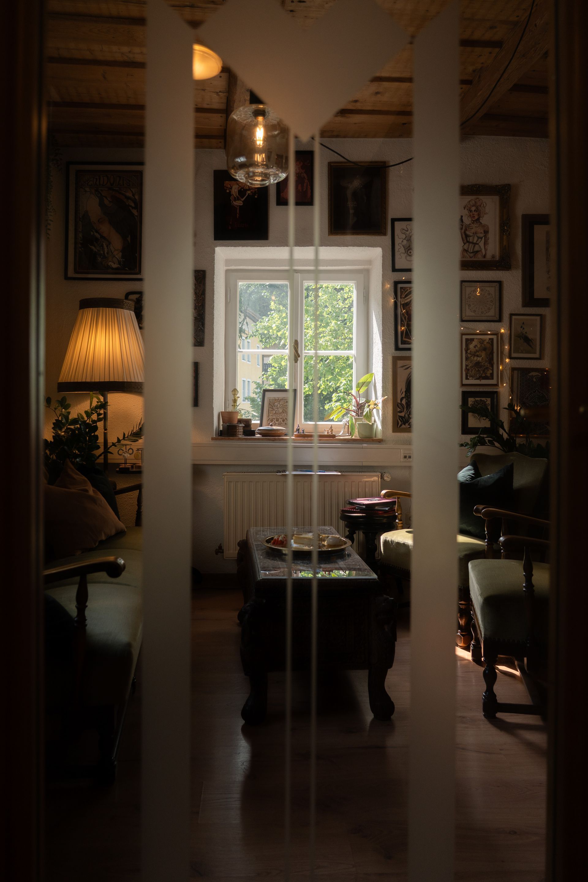 Eine Nahaufnahme eines Kranzes mit Blumen und Spitze auf einem Tisch.