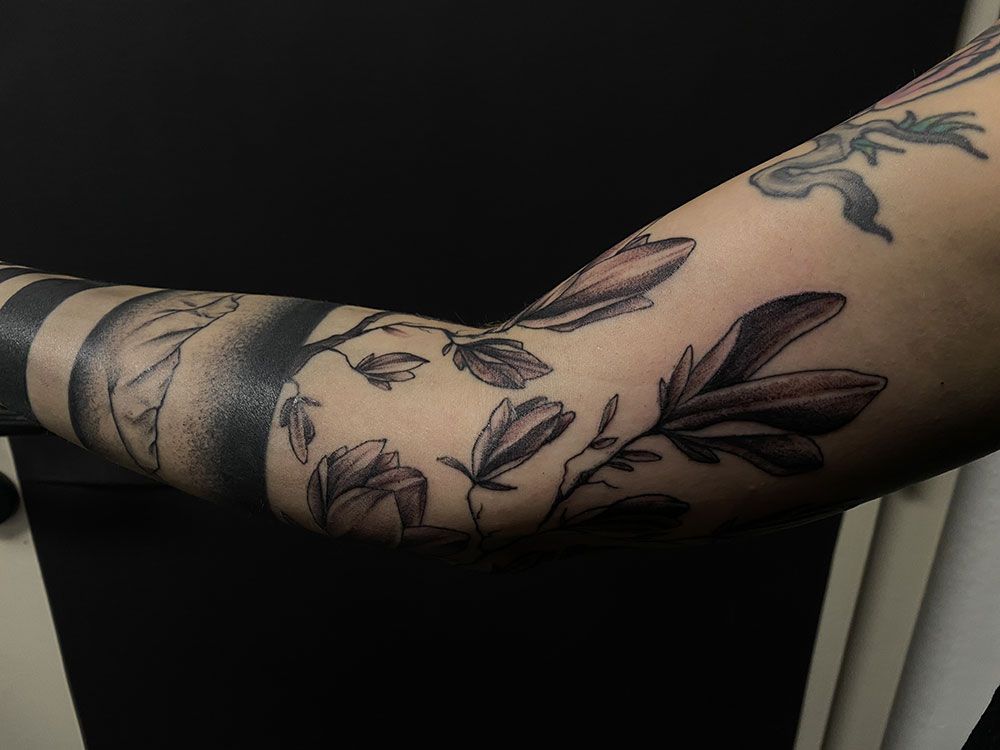 Eine Nahaufnahme einer Tätowierung auf dem Arm einer Person