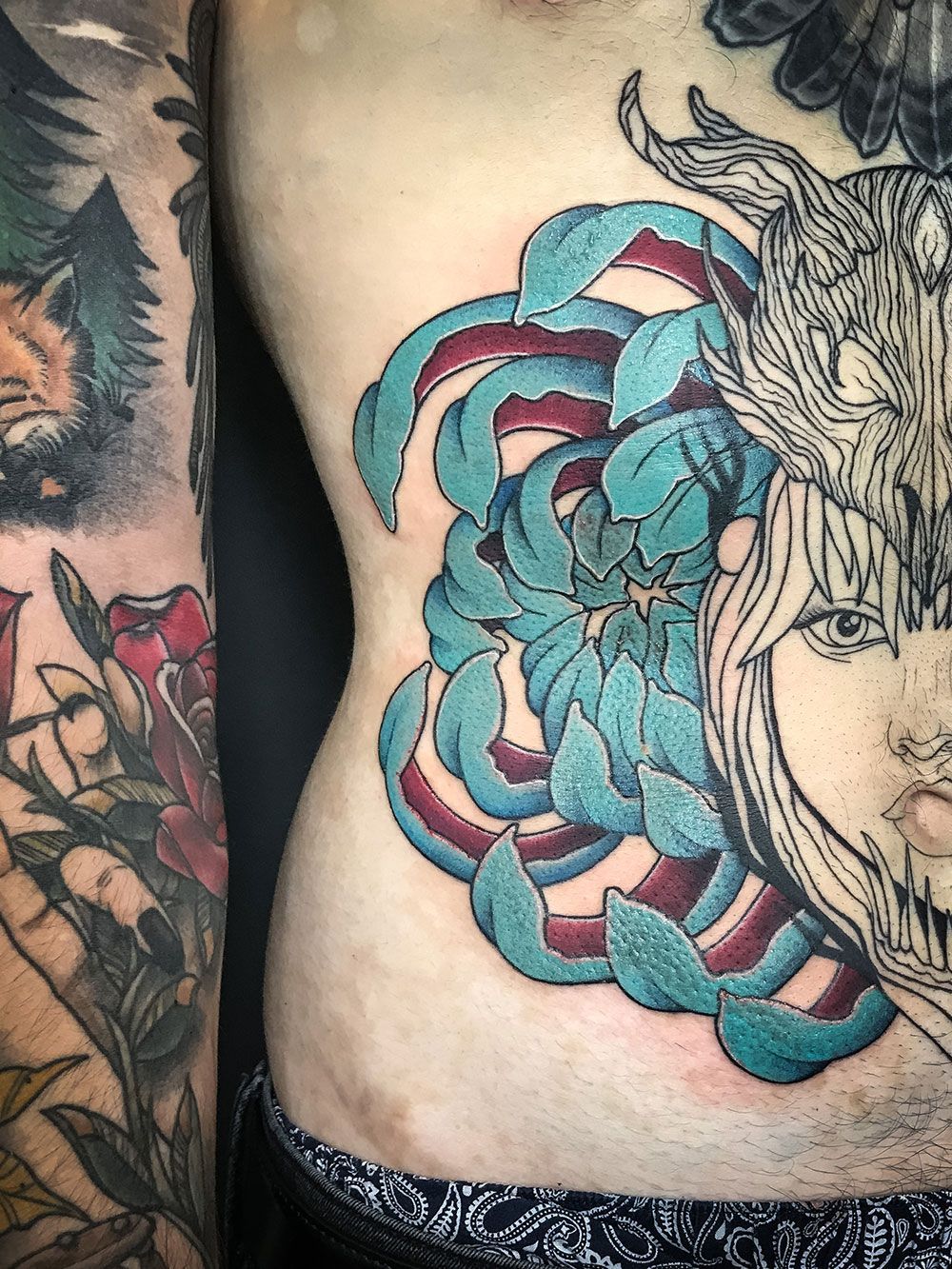 Eine Nahaufnahme einer Tätowierung auf dem Bauch einer Person.