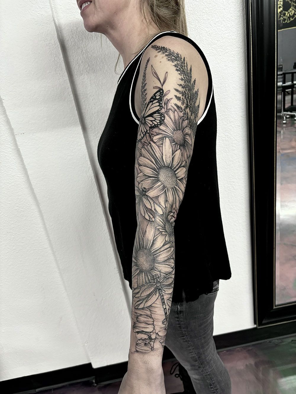 Eine Frau mit einem Tattoo auf dem ganzen Arm.