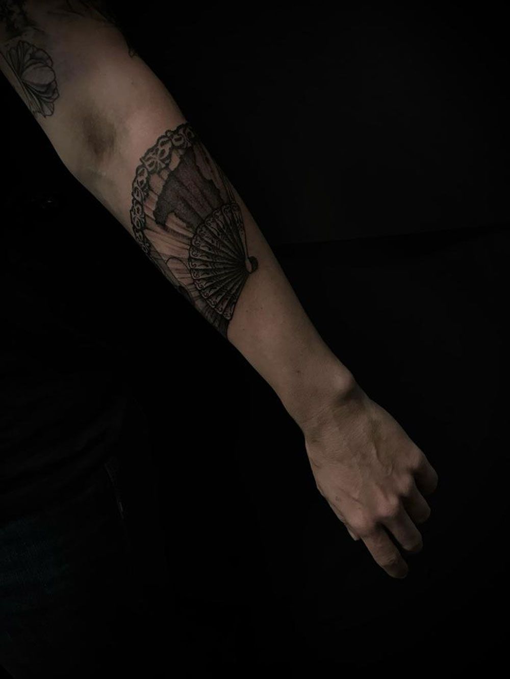 Eine Nahaufnahme des Arms einer Person mit einer Tätowierung darauf.