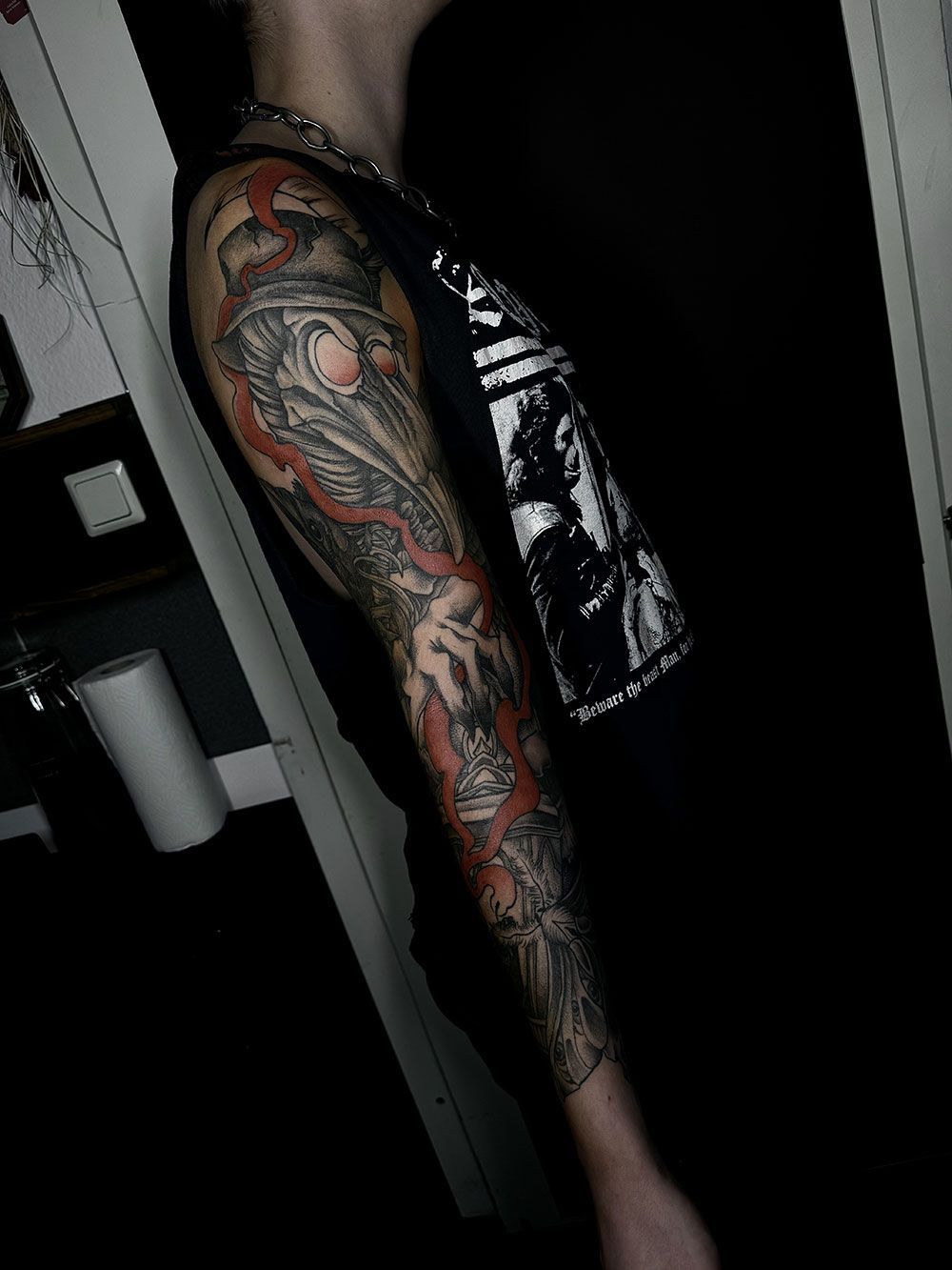 Eine Person mit vielen Tattoos auf dem Arm