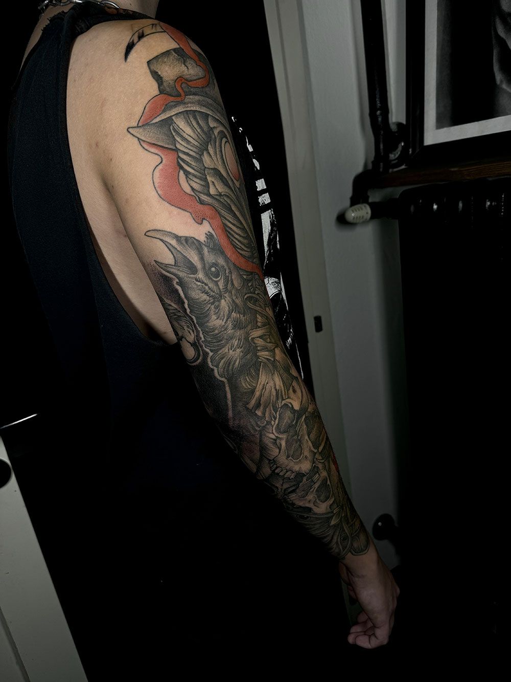 Ein Mann mit einer Tätowierung am ganzen Arm.