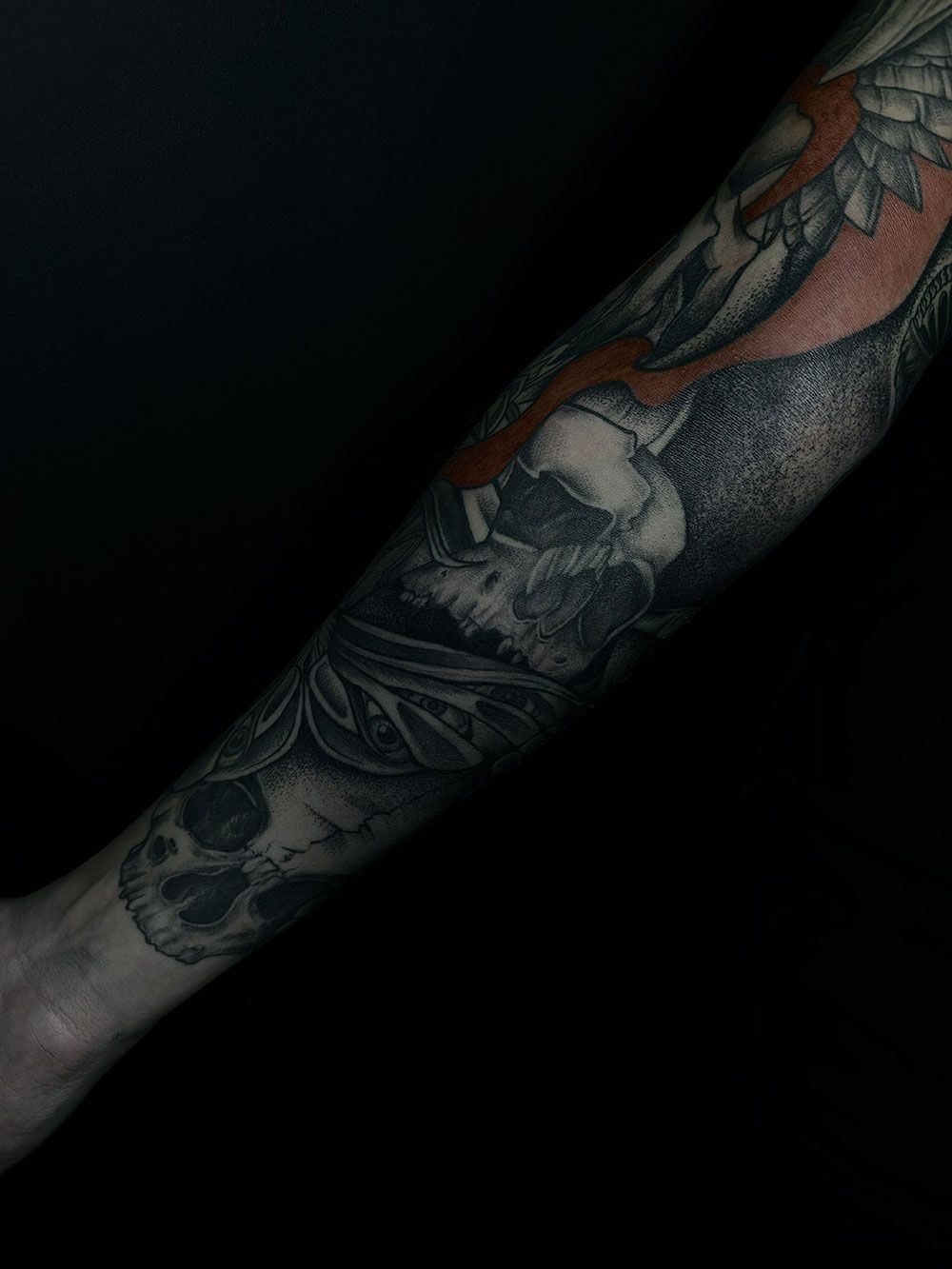 Eine Nahaufnahme des Arms einer Person mit einer Tätowierung darauf.