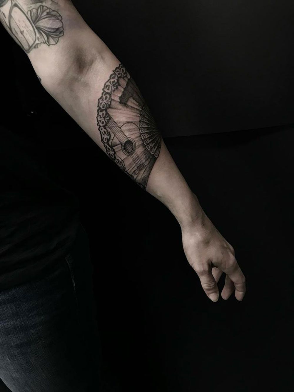 Eine Nahaufnahme des Arms einer Person mit einer Tätowierung darauf.